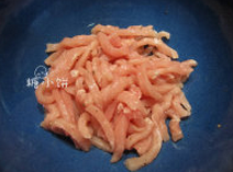 白菜肉丝炒年糕,猪肉洗净,切成条状,加料酒1/2汤匙和少许盐抓匀腌制30分钟