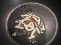 白菜肉丝炒年糕,蒜去皮,切成条状。锅内加油烧热后放入蒜爆香
