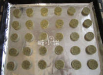 红茶酥饼,排在铺了锡纸的烤盘中,原方的参考分量是26块