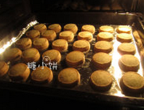 红茶酥饼,原方是送入预热好170℃的烤箱烤15-20分钟至表面焦黄即可,出炉放凉,原方描述说要充分烘烤以释放黄油和红茶的香味,但也不能烤过头,如果成品内部都呈焦黄色的话黄油的香味就所剩无几了