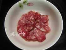 香肠蒸蛋,香肠切片,码在碗里。香肠用量无所谓,可以多放,我只剩半根所以用了这些