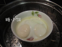 香肠蒸蛋,放入蒸锅中,冷水上锅,水开后蒸10-15分钟即可
