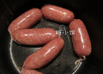 黑椒牛肉脆皮肠,全部灌好以后用绵绳扎好,用针在表面戳孔以排出气泡