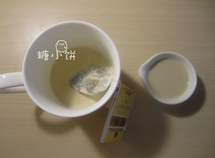 伯爵奶茶吐司,伯爵茶用热牛奶泡开。干酵母用温水化开备用,奶茶液放凉至不烫手后取出茶包,将茶包里的茶叶碎取出来留用,之后也一起加入面团,如果你用的即发干酵母可以不用提前化开,那么可以把配料里的温水全都换成牛奶