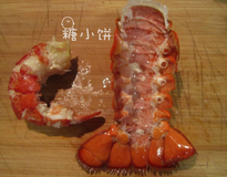 龙虾意面,取出大块虾肉,切厚片备用