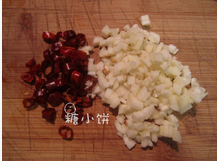 龙虾意面,独头蒜去皮切成小丁,干红辣椒去籽后切圈