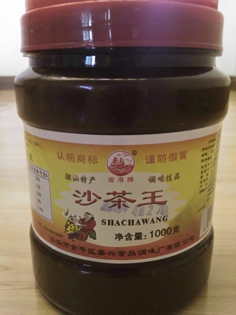 沙茶炒花甲,将沥干水的花甲倒入锅中,加入沙茶酱,翻炒。可盖锅盖1-2分钟,待花甲都打开。
