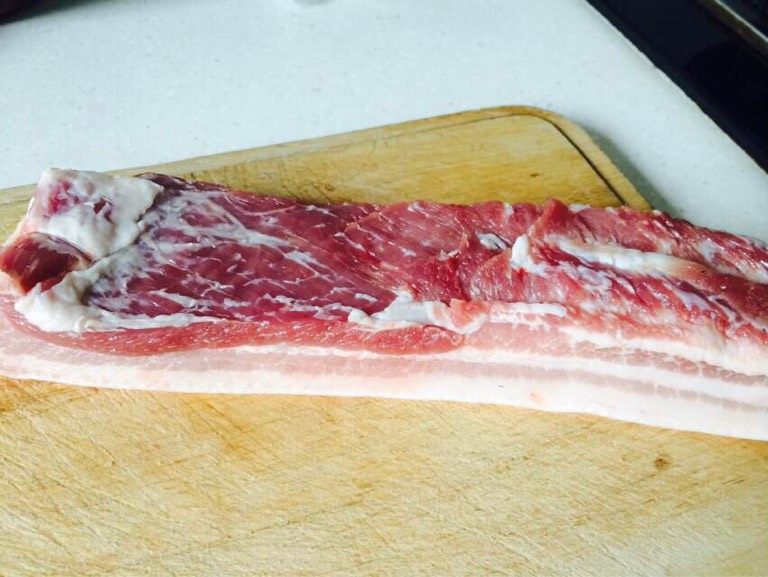 秘制红烧肉,1、选用三线肉,肥瘦适中。