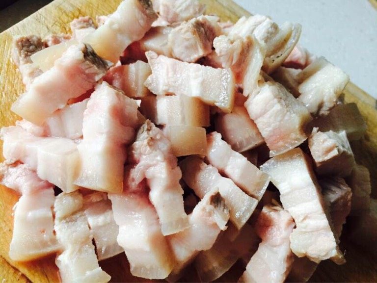 秘制红烧肉,4、将抄好的肉切成小丁,提醒大家每块肉都要带皮才好吃。