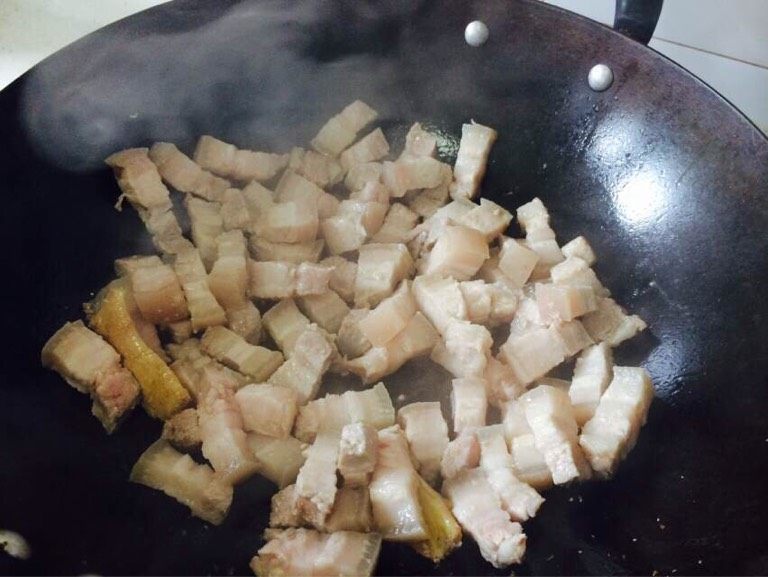 秘制红烧肉,6、下肉,炒到出油为止。