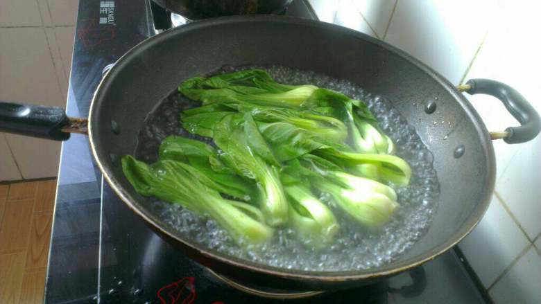 香菇扒油菜,锅内添水烧开,放入油菜焯烫1分钟;