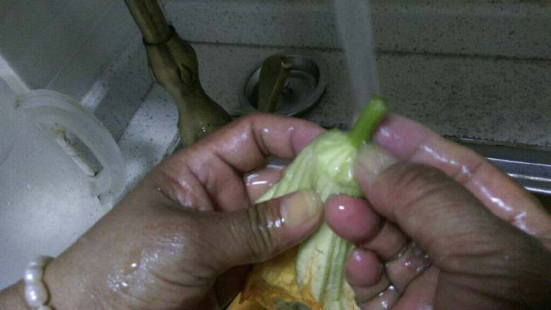 酿瓜花,一定要注意,把瓜花的内部花蕊洗干净,瓜花尾部的毛毛也要清理干净