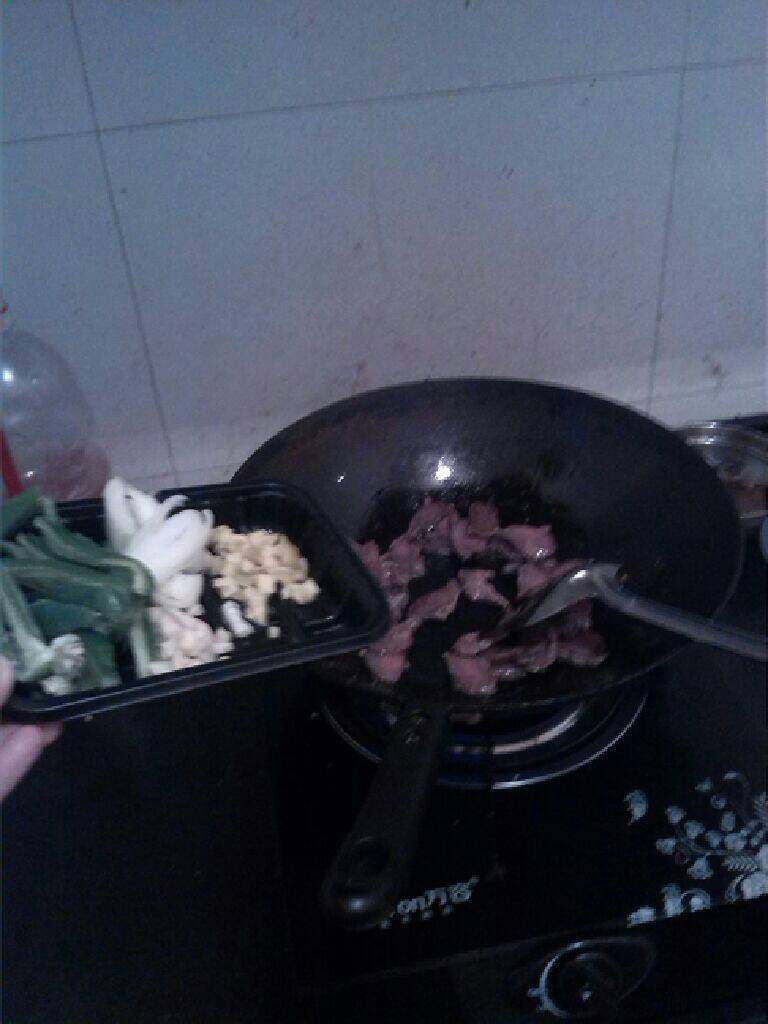 ≈炒鸭胗≈,锅内放入适量油,下入花椒爆香后捞出,然后放入鸭胗炒至变色后,放入配料
