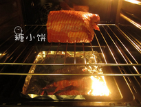 7分烤牛肉,送入预热好190℃的烤箱中,循环热风烤45分钟