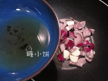 7分烤牛肉,准备黑椒汁:取2汤匙收集到的牛油加切碎的洋葱和独头蒜炒香