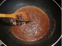 7分烤牛肉,重新放回锅中,加现磨粗粒黑胡椒1/2汤匙,老抽1茶匙,蚝油1汤匙和少许盐调味上色,淀粉1茶匙加水2汤匙搅匀,大火将料汁烧开后倒入淀粉水勾个薄芡即成黑椒蘸酱