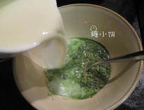 抹茶豆乳布丁,将豆浆冲入打散的抹茶粉,趁热加入吉利丁粉搅匀