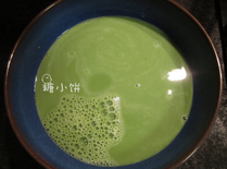 抹茶豆乳布丁,加入炼乳拌匀,过筛一遍