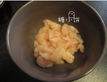 咖喱鸡肉烤肠,鸡胸肉洗净，随意地切成条状