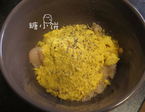 咖喱鸡肉烤肠,加咖喱粉30G，清水2汤匙，料酒1茶匙和现磨粗粒黑胡椒1/3茶匙拌匀