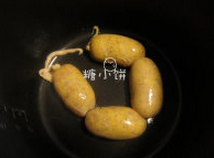 咖喱鸡肉烤肠,灌入肠衣中，用棉线扎好