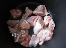 豉汁蒸翅,鸡翅洗净，斩成小块