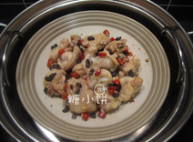 豉汁蒸翅,焯水后的鸡翅加生抽、料酒和几滴醋拌匀