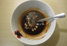 蜜汁叉烧,麻酱加<a style='color:red;display:inline-block;' href='/shicai/ 788'>生抽</a>和酒搅开,再加麦芽糖搅开