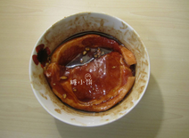 蜜汁叉烧,将腌料抹在肉片上,用手揉捏5分钟,表面用保鲜膜盖好,送入冰箱冷藏腌制1-2天,中途可取出将肉片翻面,这样腌得更加均匀