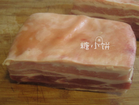 广式脆皮烧肉,<a style='color:red;display:inline-block;' href='/shicai/ 428'>五花肉</a>洗净、去毛，加清水和姜片一起煮，水开后撇去浮沫，煮至用筷子扎下去没有血渗出时捞出沥水