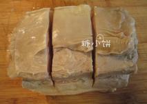 广式脆皮烧肉,反面深深地切几道口子,抹上盐、糖和五香粉,盐的量差不多是表面都抹到,切口内也抹上,便于入味