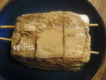 广式脆皮烧肉,腌制一夜后取出,如图示用竹签固定底部