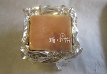 广式脆皮烧肉,用锡纸将肉块包好,只露出表面肉皮部分