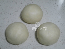 港式吐司,发好的面团分成3等分,滚圆,松弛5分钟