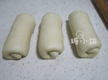 港式吐司,每份面团分别擀开,卷起,收口朝下松弛15分钟