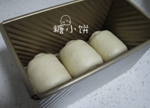 港式吐司,再次擀开,卷起,排入土司盒中