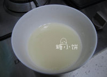 蔓越莓曲奇,牛奶加细砂糖拌匀,微波炉叮十几秒加热牛奶糖液让糖融化