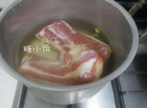 鹌鹑蛋红烧肉,五花肉洗净，加少许料酒焯水后切成2cm见方的块状