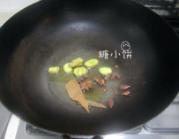 鹌鹑蛋红烧肉,起油锅，放姜片、桂皮、八角爆出香味