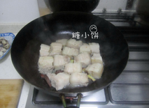 鹌鹑蛋红烧肉,放入五花肉块翻炒一下