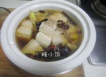 鹌鹑蛋红烧肉,转入慢炖锅中，加酱油、料酒和冰糖，加热水至没过所有材料，慢炖锅保持低火炖一夜。没有慢炖锅的话用普通炒锅小火炖2-3个小时也行