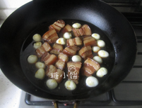 鹌鹑蛋红烧肉,炖好的肉转入炒锅中，放入鹌鹑蛋，开大火收汁