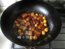 鹌鹑蛋红烧肉,收汁的时候把之前放的姜、八角和桂皮挑出不要，煮至汤汁很浓稠只剩一个锅底即可
