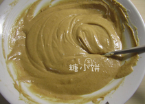 咖啡杯蛋糕,向黄油蛋糊中依次加入:1/2混合粉类(低粉+泡打粉),1/2咖啡牛奶液,剩余的1/2混合粉类,剩余的1/2咖啡牛奶液,每加一样东西都拌匀以后再加下一样