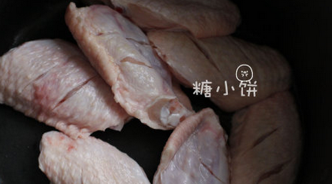 茄汁鸡翅,鸡翅洗净,正反两面各划两刀便于入味