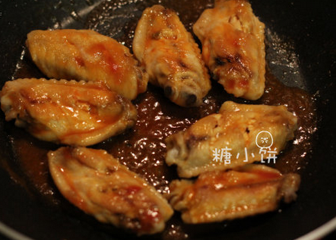 茄汁鸡翅,番茄酱1.5汤匙,白砂糖1汤匙,料酒1汤匙和水100ML调匀后倒入锅中