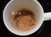 伯爵奶茶杯蛋糕,茶包浸入牛奶液中,用微波炉叮热,浸泡一会儿泡出茶色,将茶包挤干奶液后取出,取75ML茶液使用