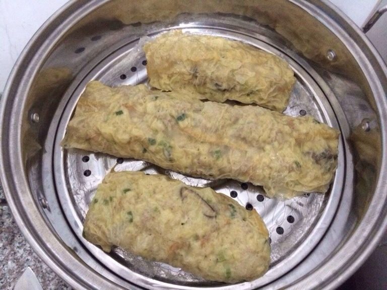 潮汕果肉,准备好就可以卷了,卷好就放下蒸个8分钟就好,待凉就可以切出来煎了