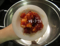 香辣肠,盐渍肠衣用清水泡开后套在漏斗上,灌入腌制好的肉