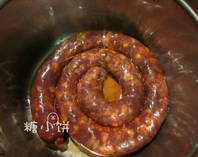 香辣肠,将所有的肉都灌入肠衣中,整理均匀